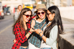 jongeren op hun smartphone